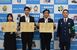 大貫署長（右端）から賞状を受け取った（左から）栃木銀行真岡支店の大久さん、黒尾さん、平船さん