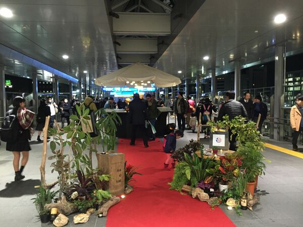 ＪＲ宇都宮駅の東西自由通路で開かれたフランス料理会の会場＝２０１８年