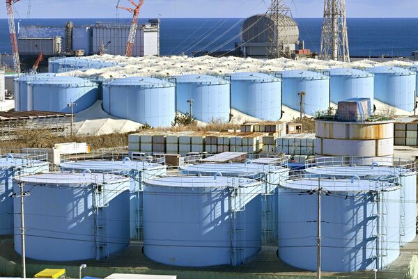 処理済み汚染水貯蔵タンク。奥は左から２号機、３号機