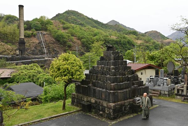 龍蔵寺にある旧松木村の石塔。煙害や大火で黒ずんだと伝わる＝15日午後、日光市足尾町赤倉