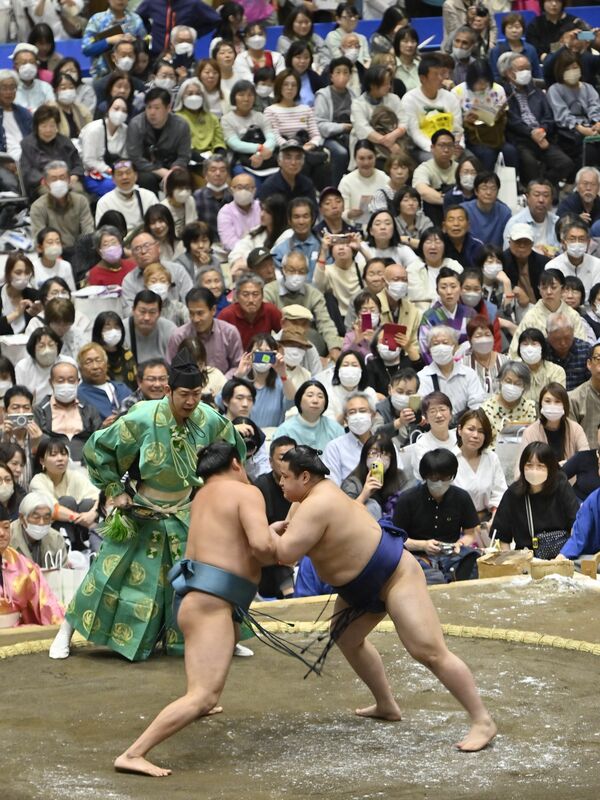 宇都宮場所で取組に臨む宇都宮市出身の若ノ勝(下右)