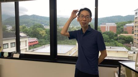 橋本幸士京都大教授の研究室からは比叡山に続く山並みが見える＝８月１２日、京都市・京都大理学部