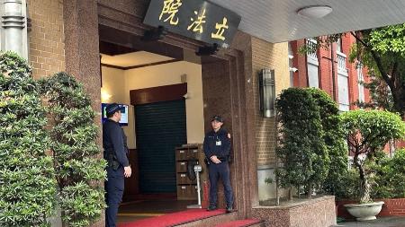 　与野党の攻防が続く立法院議事堂の正面玄関＝３月４日、台北市