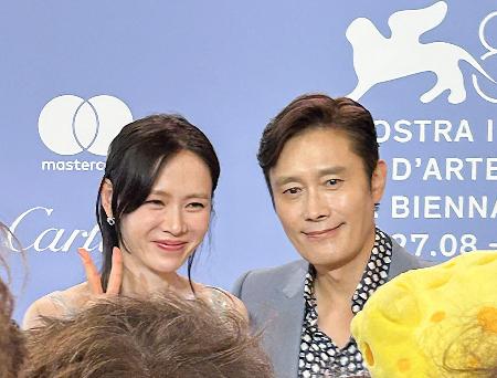 　記者会見場で撮影に応じるイ・ビョンホン（右）とソン・イェジン＝イタリア・ベネチア（共同）