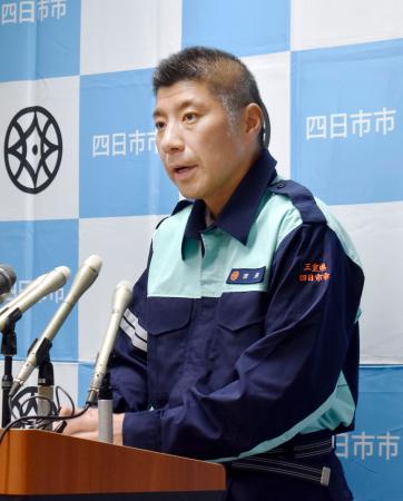 記者会見する三重県四日市市の森智広市長=20日午後、四日市市役所