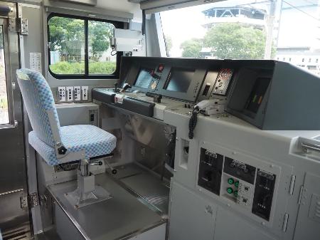 　東京臨海高速鉄道の７１―０００形の運転席＝２５年７月１日、東京都品川区