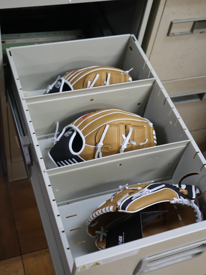 校長室のキャビネットに収納されているグラブ(京都市内)