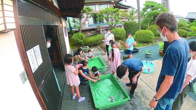 シモツケラボが開雲寺で開く「寺子屋サイエンス」。船の工作実験。どうしたら速く進むかな？（提供写真）