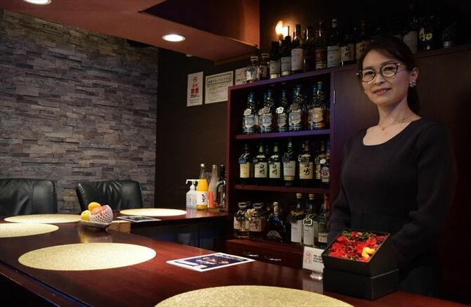 落ち着いた雰囲気の「杏」とママの市村さん