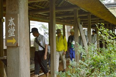 萱葺き屋根の廻廊