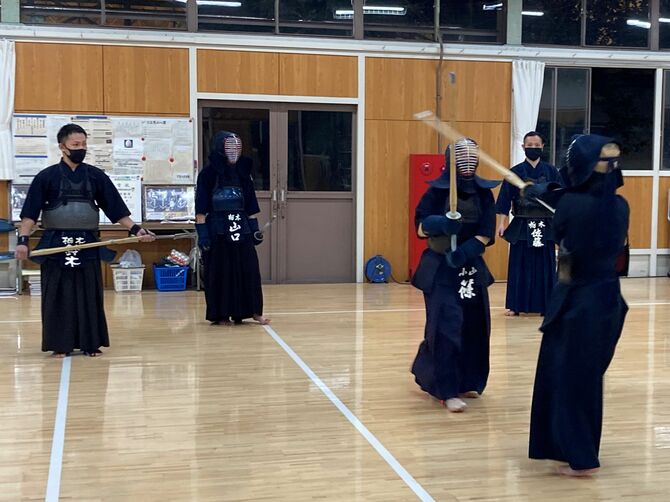鈴木教諭(左)と佐藤教諭(右)の鋭くも温かい視線に見守れながら、稽古に励んでいます