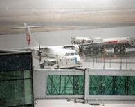 エンジン停止で緊急着陸、函館