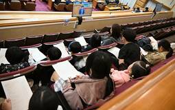 聞いて触れて議会学ぶ