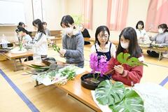 親子で腕磨く生け花を展示
