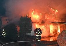 鹿沼で住宅全焼 男性を救急搬送