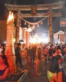 晩夏の夜、彩るたいまつ１００本