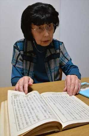 太平洋戦争開戦のころの教科書を手に、戦中の学校生活を振り返る関口喜美子さん。「子どもたちは『神風が吹くから日本は負けない』と信じていた」=5日、宇都宮市今泉町