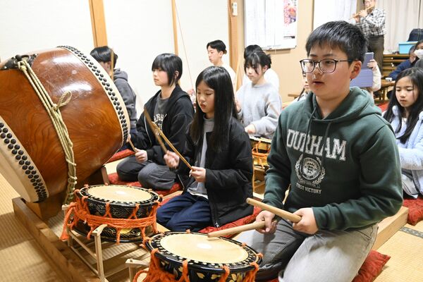 お囃子練習に取り組む大工町の子どもたち