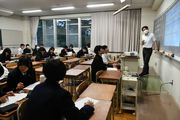 参加を希望制とした盛岡一高の課外。英語の２次試験向け講座は、約３０人の生徒が受講した