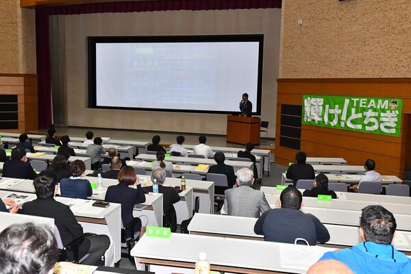 競技団体関係者へ部活動の地域展開の現状などが紹介された研修会=14日午後、県総合教育センター