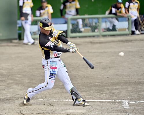 ４回、栃木ＧＢの石川が中前適時打を放つ＝小山運動公園野球場