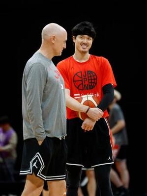 台湾戦に向けた調整で、ホーバス監督(左)と話す渡辺雄=ジーライオンアリーナ神戸