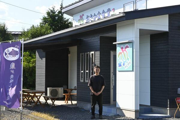 テラス席もある店の外観と店長の増田さん