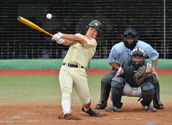 延長10回、作新の広田が勝ち越しの中前適時打を放つ＝清原