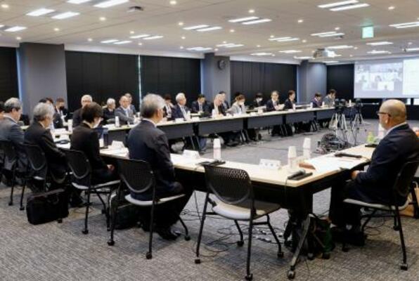 身寄りのない高齢者の支援強化に関する報告書をまとめた厚労省の社会保障審議会部会=15日午前、東京都千代田区