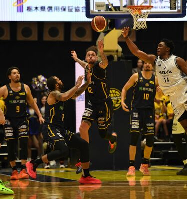 第２クオーター５分、ブレックスのフォトゥ（中央）がルーズボールに手を伸ばす＝ブレックスアリーナ宇都宮、加藤竜矢撮影