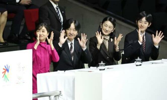 　「東京デフリンピック」の開会式で、手話で「拍手」を送られる秋篠宮ご夫妻と佳子さま、悠仁さま＝１５日、東京体育館（代表撮影）