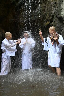 滝行に挑むそば職人