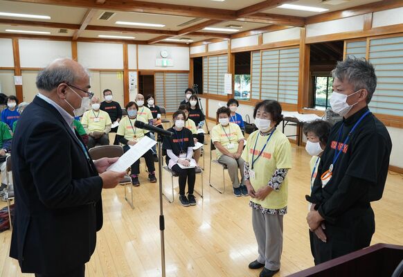 市から認定された福祉関係者ら（右）