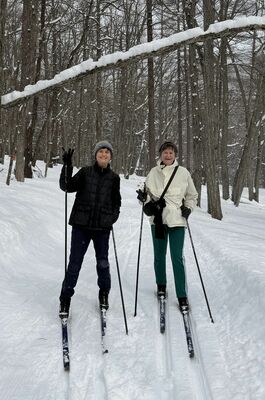 クロスカントリースキーを楽しむイグルム大使親子
