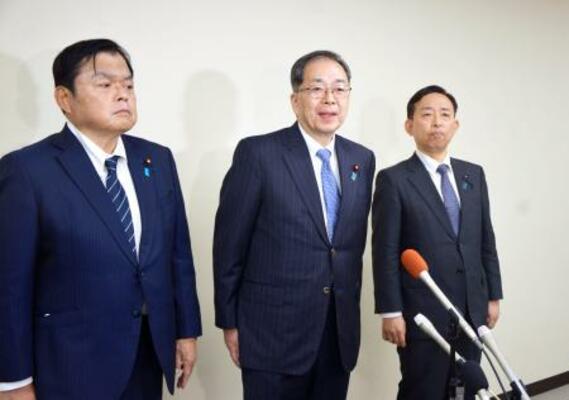 　東京電力柏崎刈羽原発を視察し、記者団の取材に応じる公明党の斉藤代表（中央）ら＝２４日午後、新潟県刈羽村