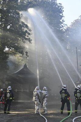 日光二荒山神社の境内で放水訓練を行う参加者