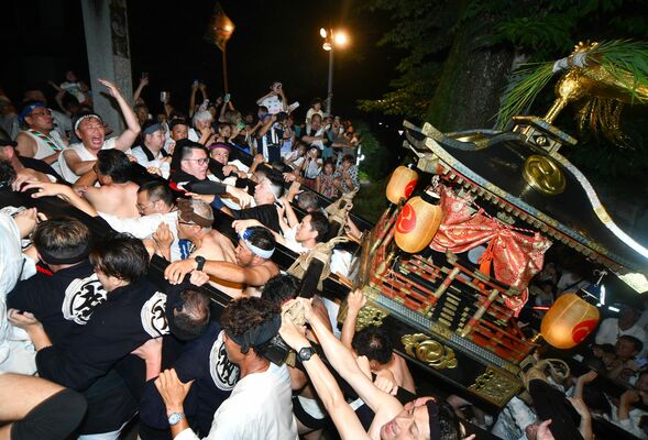 喜連川神社の急階段を昇るみこし