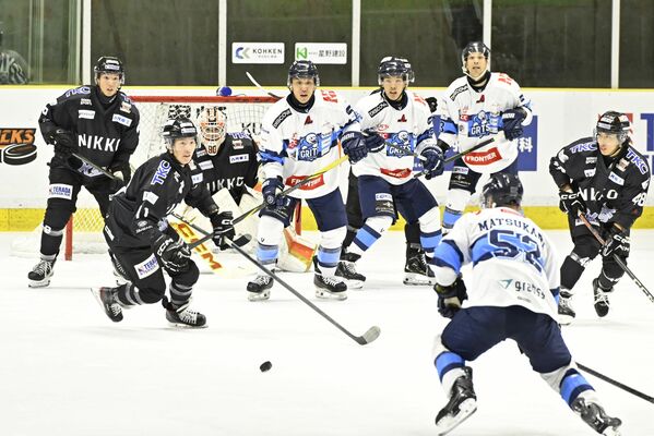 第２ピリオド、キルプレーで守るバックスの選手たち＝日光霧降アイスアリーナ、鈴木久崇撮影