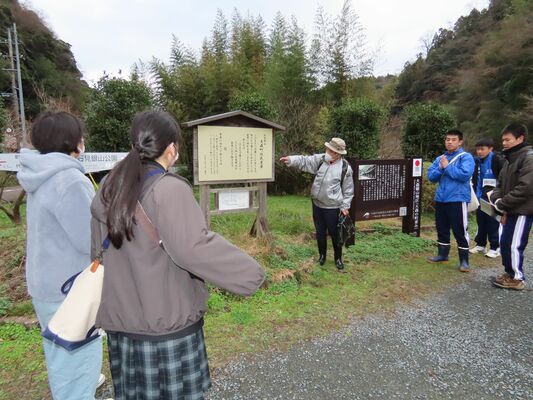 昨年12月、日光明峰高の生徒らが島根県の石見銀山遺跡を見学した際の様子（日光明峰高提供）