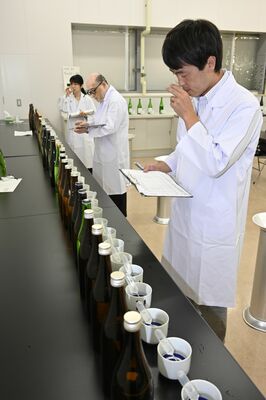 出品酒の出来栄えを審査する鑑定官ら＝２日午前、宇都宮市