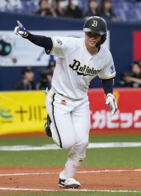 10回、サヨナラ打を放ち喜ぶオリックス・太田=京セラドーム