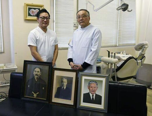 ５代目の裕太さん（左）と４代目の一夫さん。前列は左から重三郎さん、春吉さん、信興さん