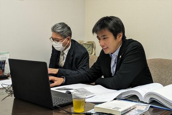 講師を務めた石田弁護士（右）と毛塚辰幸さん＝23日午後、東京都千代田区
