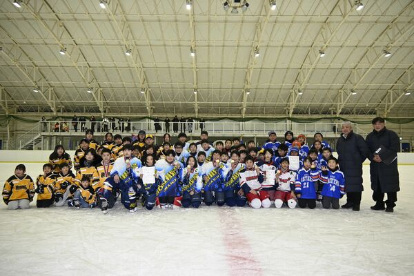 熱戦を繰り広げた選手たちと高松さん（右から２人目）