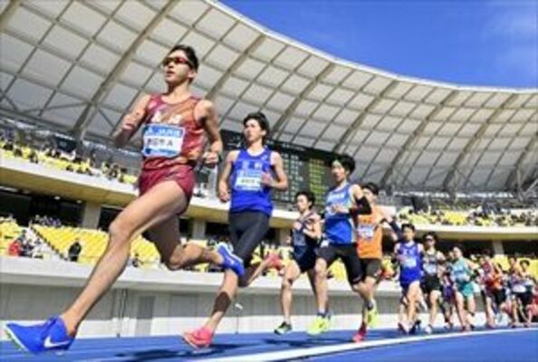 大会初のトラック周回レースとなり、カンセキスタジアムとちぎを駆け抜ける選手たち＝28日午後０時45分、宇都宮市西川田４丁目