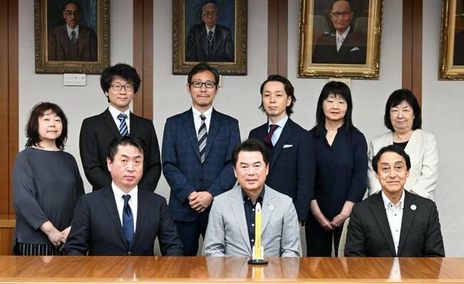 前列左から安光実行委員長、佐藤市長、小堀教育長ら