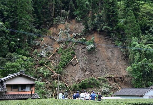 ごう音を立てて崩れ落ちた斜面＝７月１３日、福岡県うきは市浮羽町妹川
