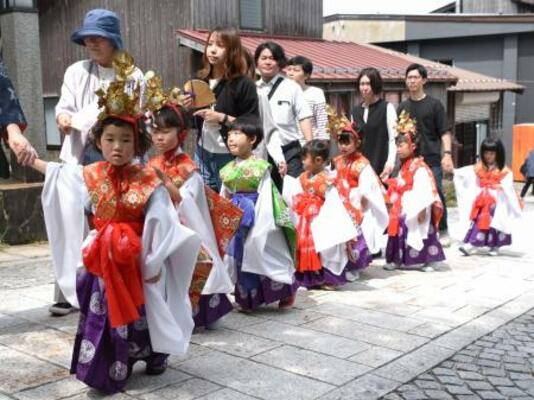 大山寺の御輿行幸の参加者=24日午前、鳥取県大山町