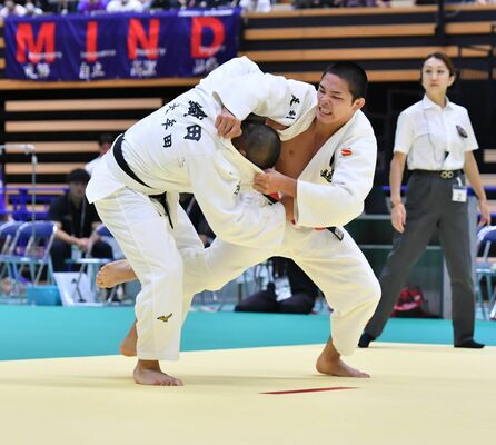 柔道男子81キロ級決勝　白鴎足利の中田（右）が大内刈りで相手を追い詰める＝大分市のレゾナック武道スポーツセンター
