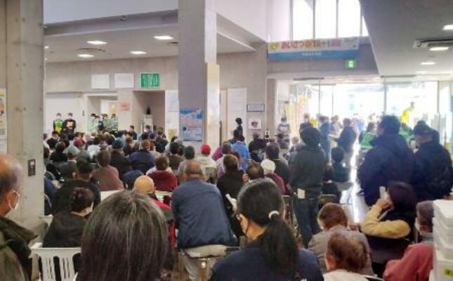 大分市佐賀関で開かれた、大規模火災で被災した住民を対象にした説明会=24日午前(大分市提供)